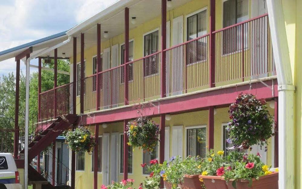 Westwood Motel 100 Mile House Exterior photo