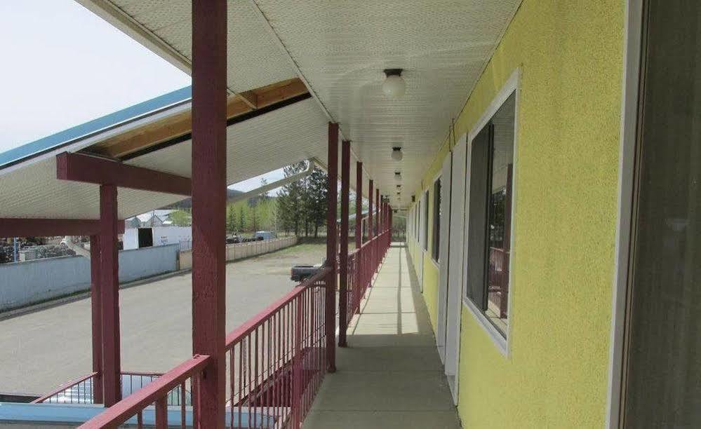 Westwood Motel 100 Mile House Exterior photo